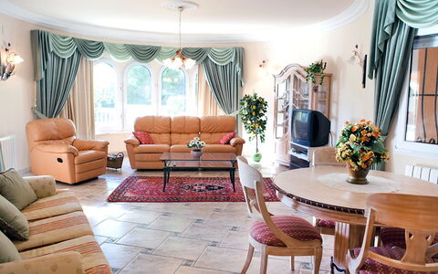 Calina: Wohnzimmer, Zimmer, Möbel, Interior Design, Eigentum, Kaffetisch, Vorhang, Gebäude, Zuhause, Decke