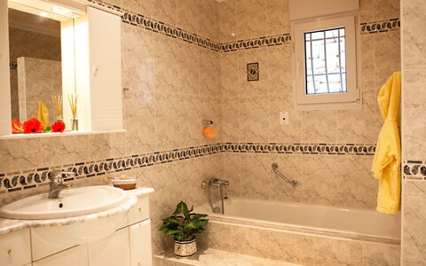 Calina: Badezimmer, Eigentum, Zimmer, Fliese, Interior Design, Wand, Gelb, Fussboden, Badewanne, Marmor