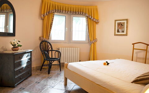 Calina: Möbel, Zimmer, Schlafzimmer, Bett, Eigentum, Bettrahmen, Bettdecke, Interior Design, Vorhang, Fussboden