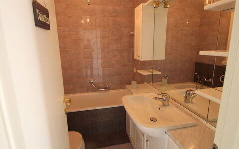 Rosemarie: Badezimmer, Zimmer, Eigentum, Sinken, Armatur, Bad Sink, Fussboden, Interior Design, Die Architektur, Gebäude