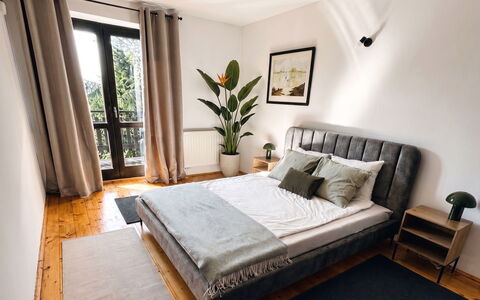 Zameczek Falsztyn: Bett, Möbel, Schlafzimmer, Interior Design, Bedding, Bettdecke, Flooring, Holz, Fussboden, Zimmer