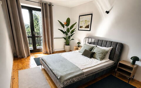 Zameczek Falsztyn: Bett, Möbel, Schlafzimmer, Interior Design, Bedding, Bettdecke, Flooring, Holz, Fussboden, Textil