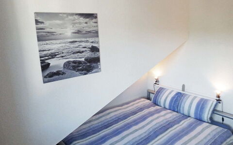 Emmetten 400: Schlafzimmer, Zimmer, Bett, Eigentum, Möbel, Himmel, Wand, Interior Design, Bettdecke, Haus