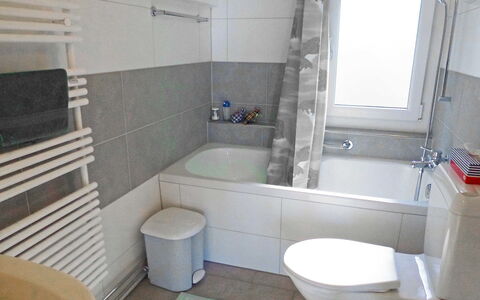 Emmetten 400: Badezimmer, Eigentum, Zimmer, Fliese, Wand, Fussboden, Die Architektur, Interior Design, Badewanne, Armatur