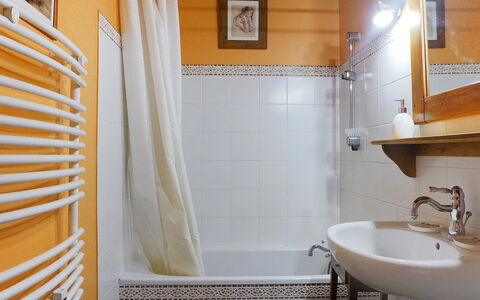 Lognan: Badezimmer, Zimmer, Eigentum, Vorhang, Interior Design, Fliese, Duschvorhang, Bad Zubehör, Wand, Armatur