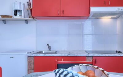 Nika 109.5: Countertop, Zimmer, Rot, Küche, Eigentum, Cabinetry, Orange, Möbel, Fliese, Interior Design