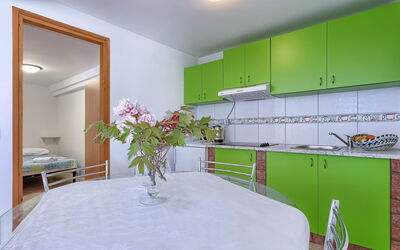 Nika 109.4: Zimmer, Grün, Eigentum, Countertop, Interior Design, Gebäude, Möbel, Küche, Haus, Gelb