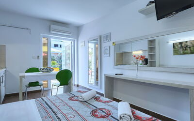 Nika 109.9: Zimmer, Eigentum, Interior Design, Möbel, Gebäude, Haus, Decke, Fussboden, Wohnzimmer, Gelb