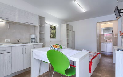 Nika 109.10: Zimmer, Eigentum, Möbel, Grün, Interior Design, Gebäude, Küche, Grundeigentum, Haus, Decke