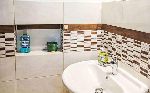 Bursztynowa: Flooring, Armatur, Interior Design, Badezimmer, Fussboden, Installation, Fliese, Zapfhahn, Sinken, Keramik