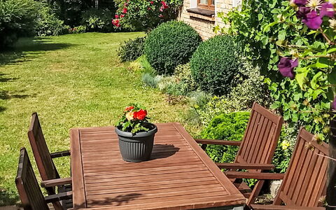Bursztynowa: Möbel, Grün, Gartenmöbel, Garten, Tisch Im Freien, Strauch, Stuhl, Tabelle, Blumentopf