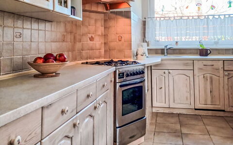 Bursztynowa: Küche, Countertop, Cabinetry, Küchengerät, Holz, Flooring, Major Appliance, Interior Design, Spüle, Fussboden