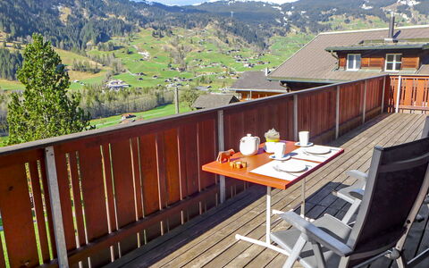 Chalet Ahornen: Himmel, Möbel, Gebäude, Wolke, Berg, Tabelle, Holz, Gartenmöbel, Zaun, Baum