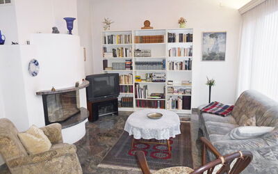 Bella Vista 100.2: Zimmer, Wohnzimmer, Möbel, Eigentum, Interior Design, Haus, Tabelle, Gebäude, Zuhause, Fussboden