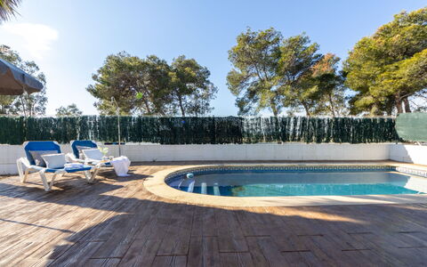 Gaviota 16: Wasser, Himmel, Schwimmbad, Schatten, Baum, Pflanze, Gras, Freizeit, Verbundwerkstoff, Gartenmöbel