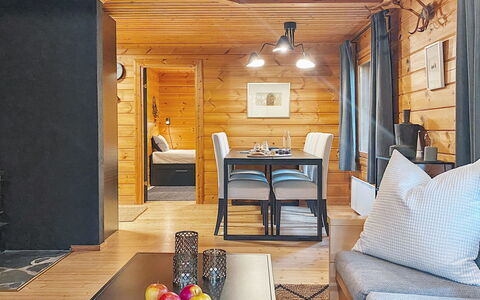 Uolevintie 39B: Interior Design, Flooring, Möbel, Holz, Fussboden, Decke, Zimmer, Beleuchtung, Tabelle, Wohnzimmer