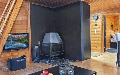 Uolevintie 39B: Flooring, Holz, Möbel, Interior Design, Fussboden, Holzboden, Beleuchtung, Wohnzimmer, Decke, Zimmer