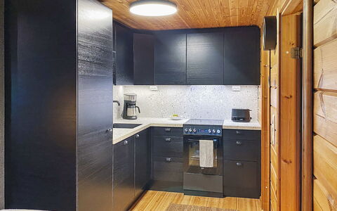 Uolevintie 39B: Holz, Flooring, Interior Design, Fussboden, Decke, Küche, Countertop, Cabinetry, Beleuchtung, Küchengerät