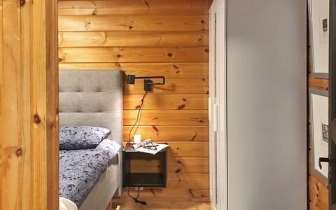 Uolevintie 39B: Möbel, Flooring, Interior Design, Holz, Fussboden, Schlafzimmer, Bett, Zimmer, Beleuchtung, Braun