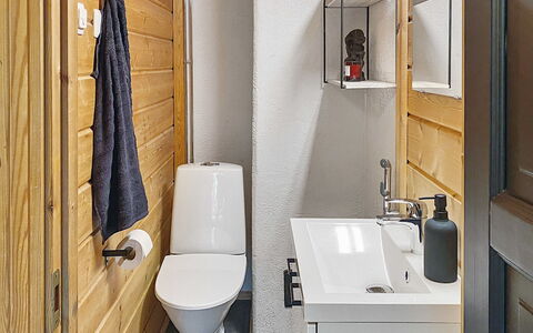 Uolevintie 39B: Flooring, Holz, Fussboden, Armatur, Interior Design, Sinken, Toilette, Badezimmer, Zimmer, Zapfhahn