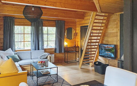 Uolevintie 39B: Holz, Möbel, Flooring, Interior Design, Fussboden, Couch, Wohnzimmer, Decke, Zimmer, Holzboden