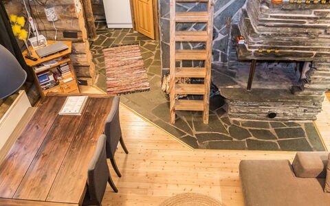 Seitsemän Savua 6: Holz, Flooring, Möbel, Fussboden, Interior Design, Holzboden, Hartholz, Holzbeize, Wohnzimmer, Zimmer