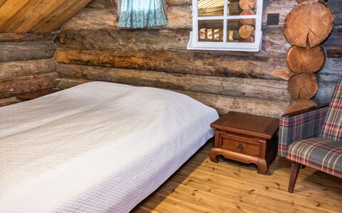Seitsemän Savua 6: Holz, Schlafzimmer, Bett, Flooring, Fussboden, Bedding, Bettdecke, Holzboden, Möbel, Hartholz