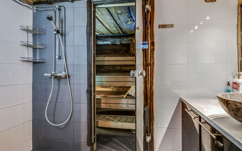 Seitsemän Savua 6: Holz, Flooring, Armatur, Fussboden, Interior Design, Installation, Decke, Verbundwerkstoff, Fliese, Badezimmer