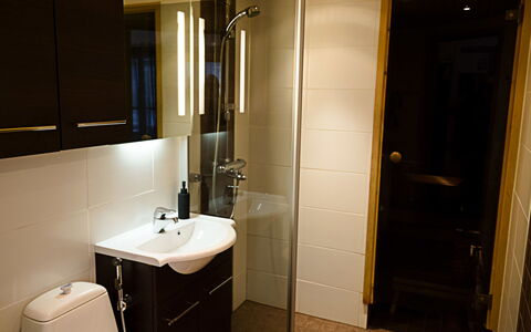 Kelokivakka D19: Bad Sink, Badezimmer, Armatur, Wand, Flooring, Sinken, Interior Design, Fussboden, Holz, Badezimmerschrank