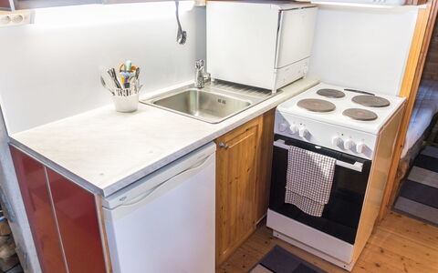 Saukkokumpu 3: Küche, Küchengerät, Major Appliance, Flooring, Holz, Spüle, Countertop, Fussboden, Herd, Interior Design
