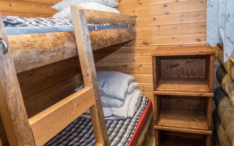Saukkokumpu 3: Etagenbett, Holz, Schlafzimmer, Fussboden, Bett, Flooring, Bettdecke, Bedding, Möbel, Interior Design