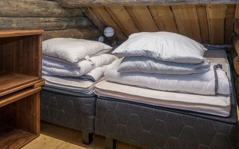 Saukkokumpu 3: Schlafzimmer, Linens, Bedding, Bettdecke, Bett, Bettrahmen, Hartholz, Matratze, Kissen, Holzbeize