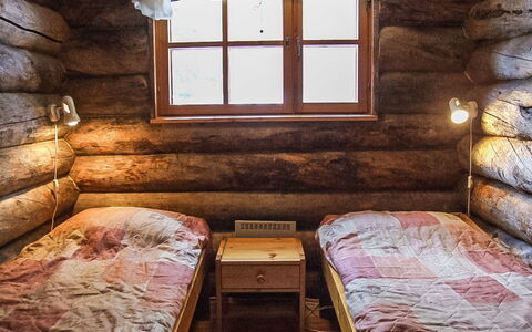 Rukakolo: Holz, Schlafzimmer, Bettdecke, Bett, Bedding, Möbel, Fussboden, Zimmer, Linens, Bettrahmen