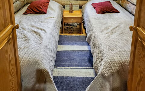 Rukakolo: Flooring, Fussboden, Holz, Möbel, Interior Design, Schlafzimmer, Bett, Zimmer, Bettdecke, Bedding