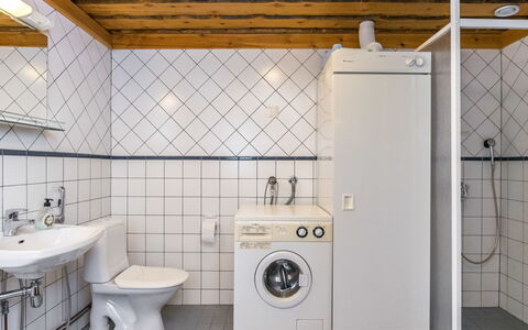 Pihlakieppi 2: Flooring, Armatur, Fussboden, Interior Design, Sinken, Decke, Zapfhahn, Installation, Fliese, Zimmer
