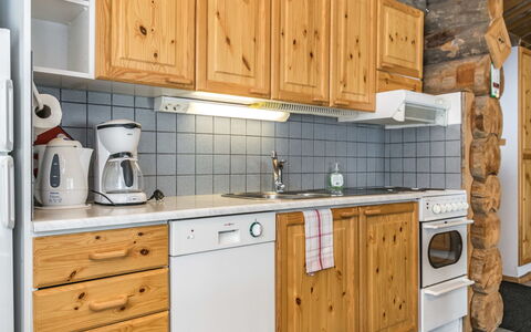 Pihlakieppi 2: Holz, Küche, Cabinetry, Countertop, Sinken, Major Appliance, Küchengerät, Interior Design, Decke, Schublade
