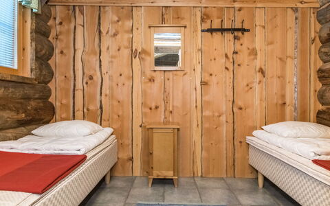 Pihlakieppi 2: Holz, Schlafzimmer, Bett, Fussboden, Interior Design, Möbel, Flooring, Zimmer, Bettdecke, Bedding