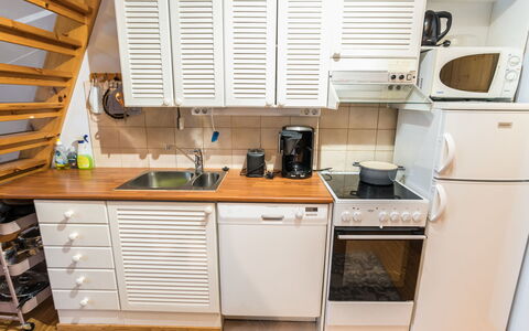 Kelokivakka E23: Küche, Küchengerät, Major Appliance, Holz, Flooring, Countertop, Interior Design, Fussboden, Cabinetry, Haushaltsgerät