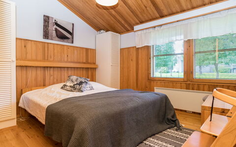 Kelokivakka E23: Bett, Schlafzimmer, Bedding, Interior Design, Bettdecke, Möbel, Holz, Fussboden, Decke, Flooring