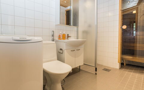 Kelokivakka E23: Flooring, Fussboden, Interior Design, Armatur, Holz, Decke, Sinken, Badezimmer, Toilette, Zimmer