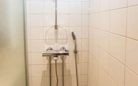 Kelokivakka E23: Badezimmer, Duschkopf, Armatur, Brausenstange, Installation, Dusche, Duschpaneel, Fliese