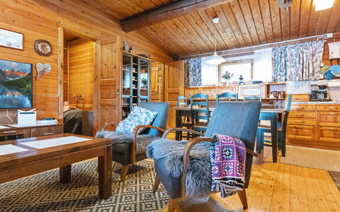 Kesäranta 2: Möbel, Interior Design, Holz, Decke, Flooring, Fussboden, Couch, Wohnzimmer, Zimmer, Stuhl