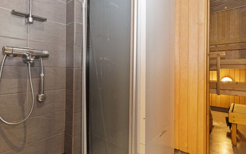 Kesäranta 2: Flooring, Holz, Fussboden, Armatur, Installation, Duschkopf, Dusche, Duschtür, Badezimmer, Brausenstange