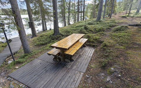 Kesäranta 2: Holz, Landschaft, Picknicktisch, Außenbank, Wald, Planke, Kofferraum, Hartholz, Lärche, Gartenmöbel