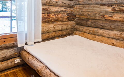 Retkietappi Honkapirtti: Holz, Linens, Holzbeize, Hartholz, Planke, Schlafzimmer, Natürliches Material, Bedding, Holzboden, Holz