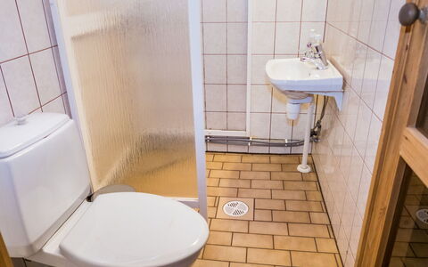 Retkietappi Honkapirtti: Toilleten Sitz, Badezimmer, Toilette, Armatur, Flooring, Fussboden, Installation, Bad Sink, Sinken, Fliese
