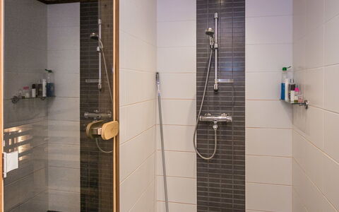 Saukkotupa: Flooring, Badezimmer, Armatur, Fussboden, Holz, Interior Design, Installation, Duschkopf, Fliese, Dusche