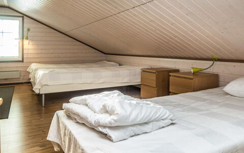 Saukkotupa: Fussboden, Flooring, Wand, Interior Design, Holz, Decke, Schlafzimmer, Bett, Holzboden, Möbel