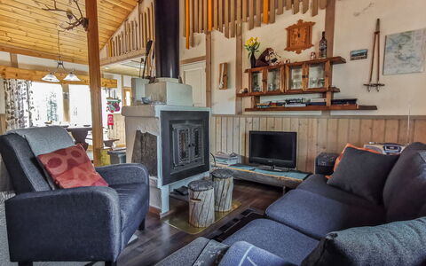 Salakolo 2: Holz, Möbel, Zimmer, Decke, Hartholz, Wohnzimmer, Hütte, Holzbeize, Couch, Blockhaus