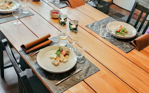 Salakolo 2: Möbel, Tabelle, Holz, Geschirr, Flooring, Küche & Esszimmer Tisch, Esszimmer, Stuhl, Interior Design, Servierware